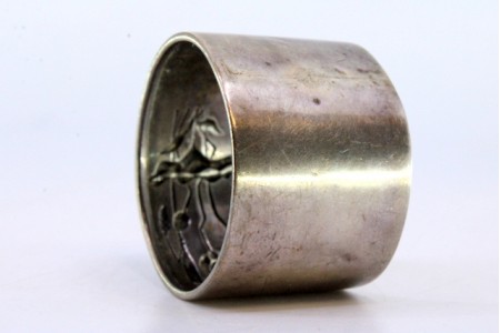 Argola de guardanapo em prata com motivos florais relevados ao estilo Arte Nova.